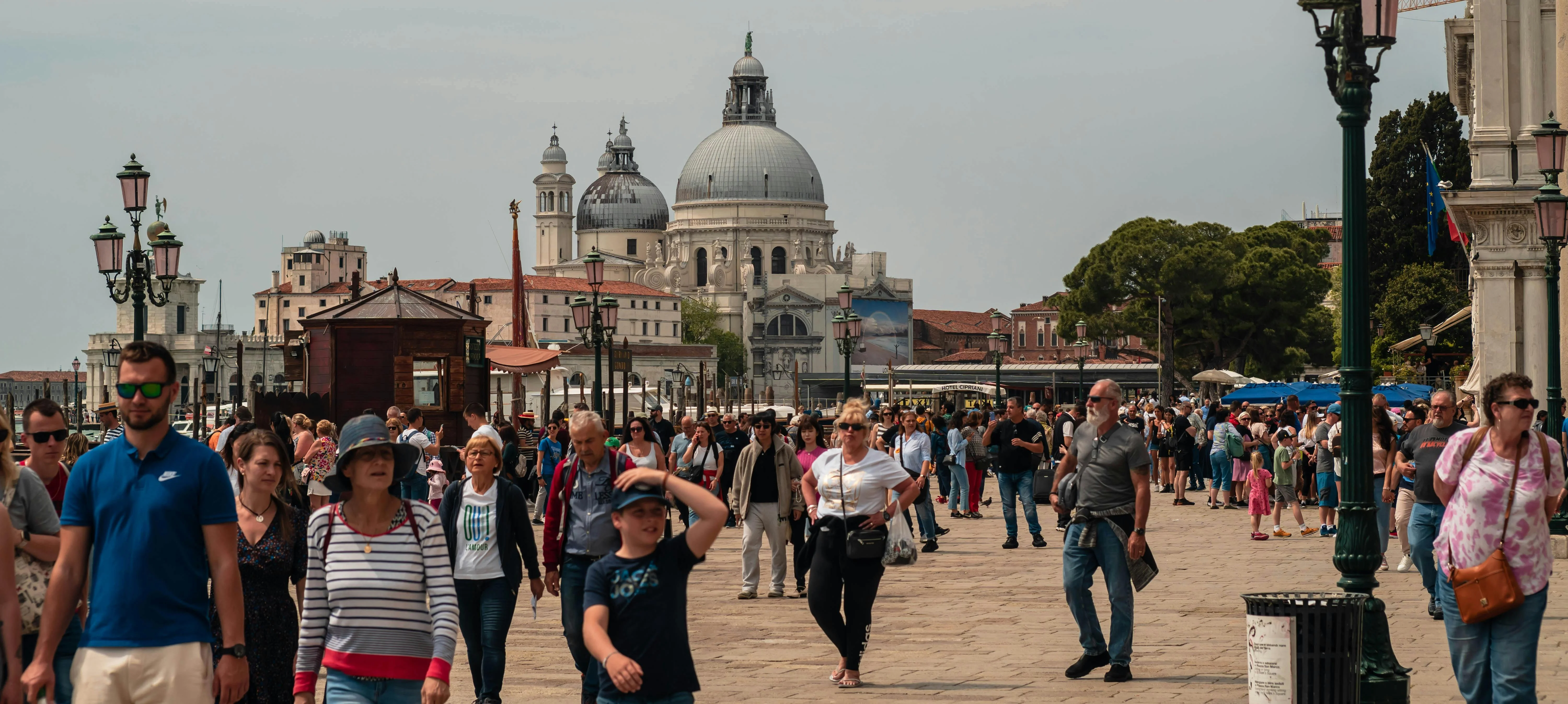 Personas viajando en una ciudad europea